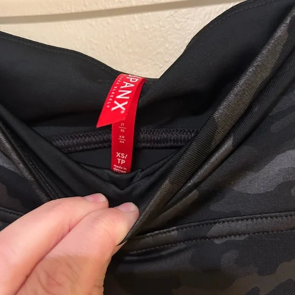 SPANX NWT Faux Leather Black Camo Leggings Size XS - Picture 4 of 6